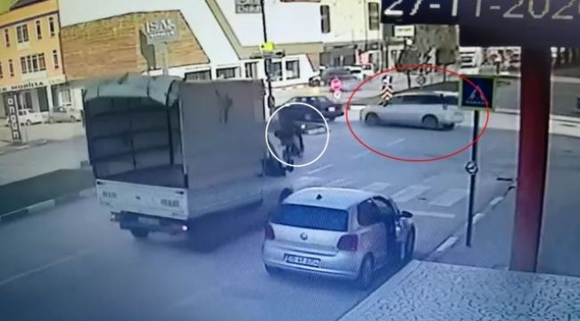 Motosiklet ile otomobil böyle çarpıştı