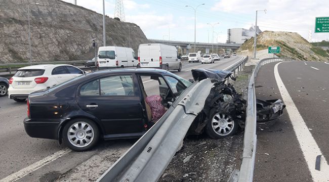 Otomobil bariyerlere saplandı