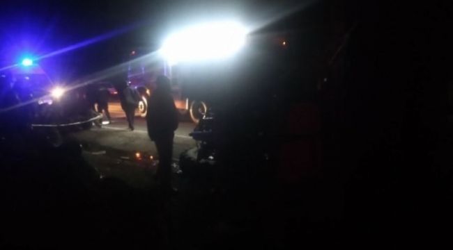 Otomobil traktör römorkuna çarptı