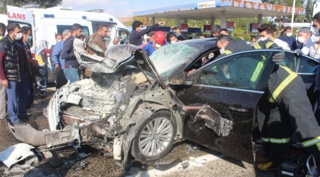 Otomobiller dönüş yapan tıra çarptı