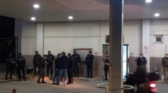 Polisleri taşıyan midibüs devrildi