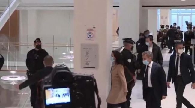 Eski Cumhurbaşkanı yolsuzluk suçlamasıyla mahkemeye çıktı