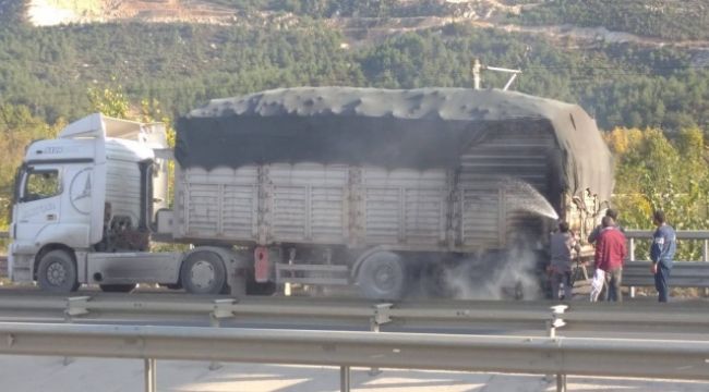 Seyir halindeki tır alev aldı