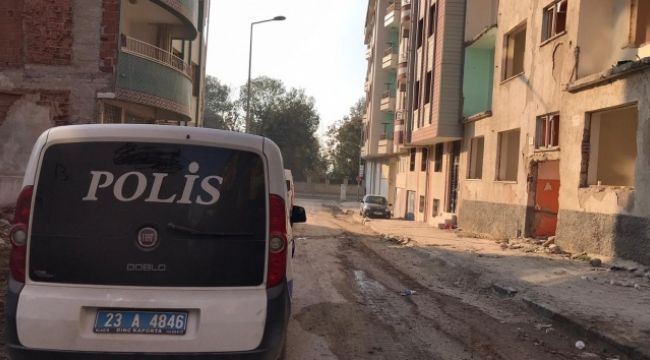 Silahla oynarken kendini vurdu