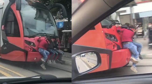 Tramvay arkasında tehlikeli yolculuk