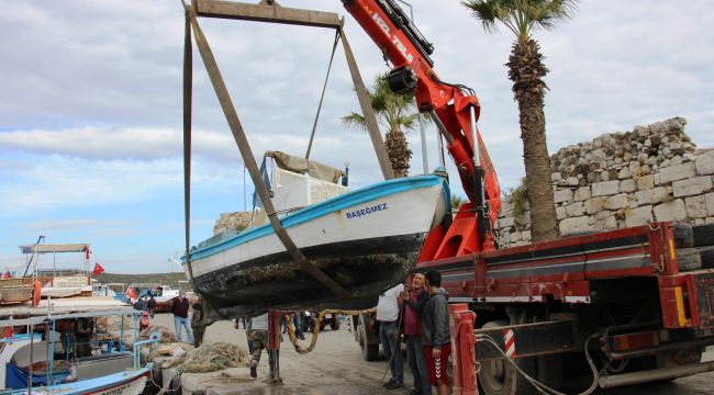 TSUNAMİ İLE SÜRÜKLENEN TEKNELER ÇIKARILIYOR