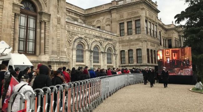 Vatandaşlar, Dolmabahçe Sarayı'nda Atatürk'ü andı