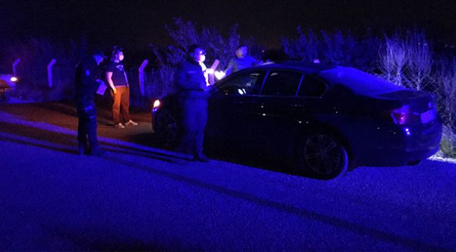 Yolda yürüyen vatandaşlara otomobil çarptı