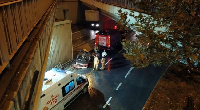 Yoldan çıkan otomobil köprüden uçtu