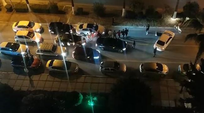 Yolu trafiğe kapatıp, halay çektiler