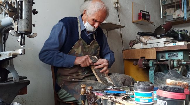 74 yaşında, 60 yıldır ayakkabı tamir ediyor