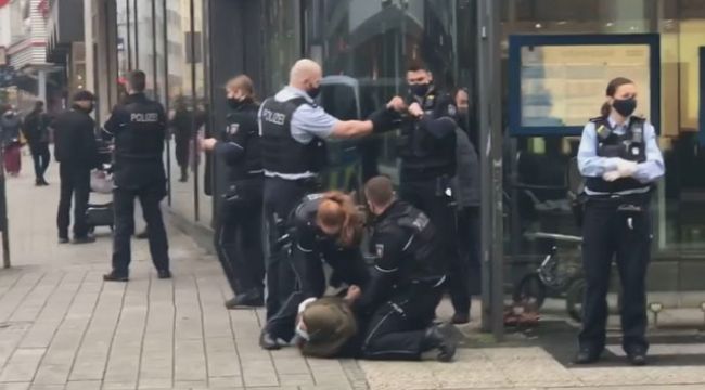 Almanya'da başörtülü kadına karşı polis şiddeti