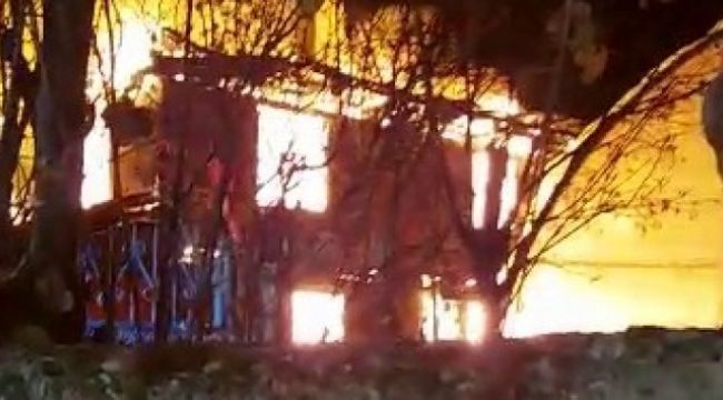 Bolu'da iki katlı evde devrilen soba yangın çıkardı