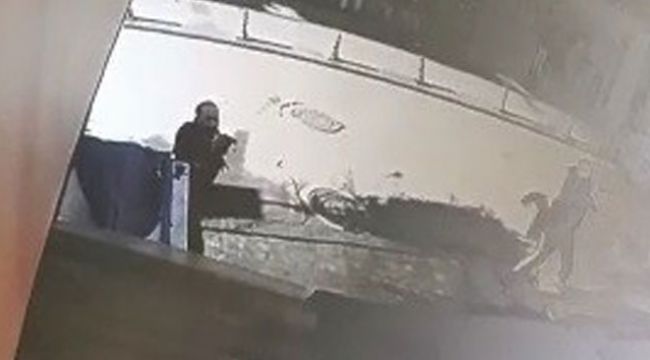 Çarşı ortasındaki silahlı çatışma kameralara yansıdı