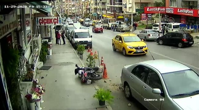 ÇATIDAKİ MOLOZ, MOTOSİKLETİN ÜSTÜNE DÜŞTÜ