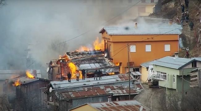 Çıkan yangında 7 ev tamamen yandı