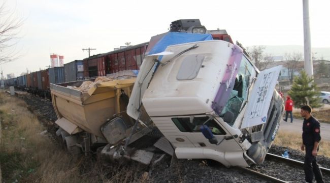 Elazığ'da tren, çarptığı tırı 100 metre sürükledi
