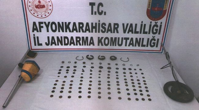 Elindeki tarihi eserleri satmak isterken yakalandı