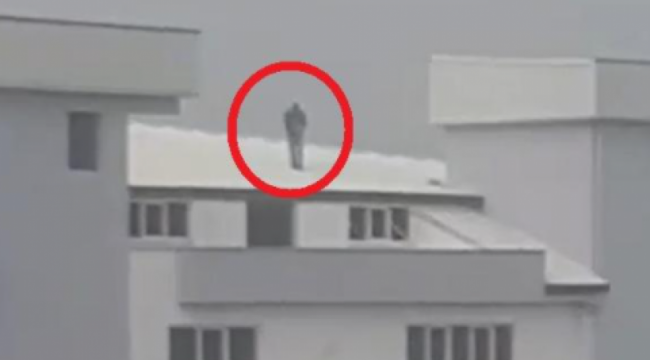 Fabrika çatısında namaz kıldı