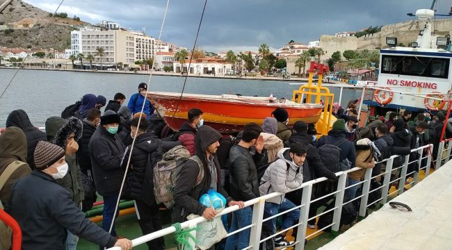 GÖÇMENLERİ TAŞIYAN GEMİ YAKALANDI