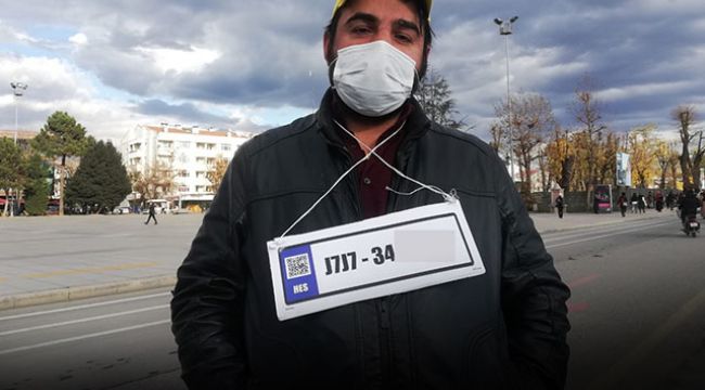 HES kodunu plaka yapıp boynuna astı