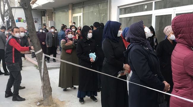 İndirimli tencere tabak için sosyal mesafe kuralları hiçe sayıldı