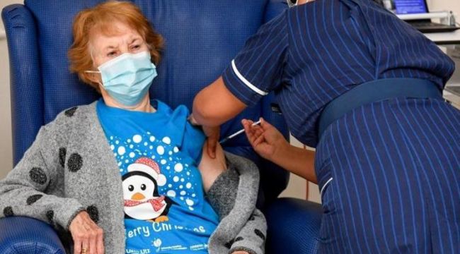 İngiltere’de ilk aşıyı 90 yaşındaki Margaret oldu