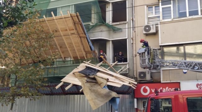 İnşaat iskelesi tramvay yoluna düştü