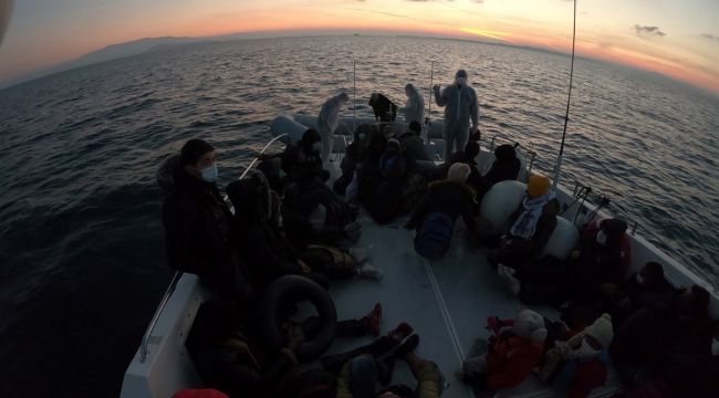 İZMİR’DE 44 DÜZENSİZ GÖÇMEN KURTARILDI