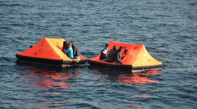 İZMİR’DE 69 DÜZENSİZ GÖÇMEN KURTARILDI