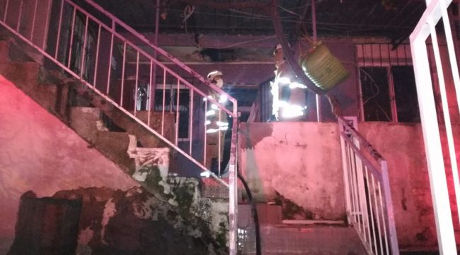 İZMİR’DE KORKUTAN EV YANGINI