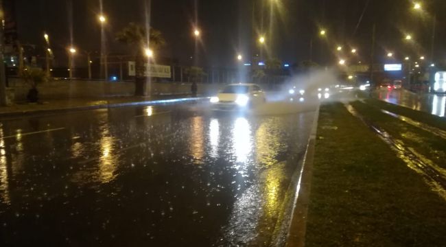 İZMİR'DE SAĞANAK YAĞIŞ ETKİLİ OLDU