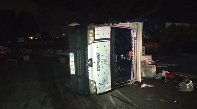 Kamyonet devrildi, eşyalar yola saçıldı
