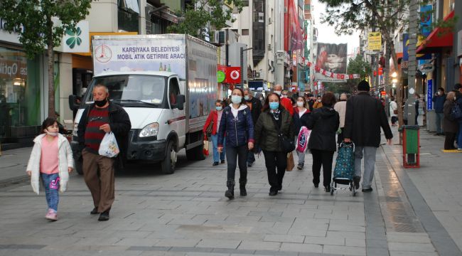 KARŞIYAKA ÇARŞI'DA YILBAŞI HAREKETLİLİĞİ