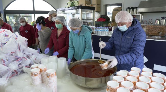 Kemalpaşa’da Covid-19 hastalarına sıcak yemek