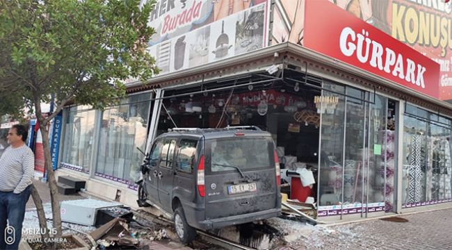 Kontrolden çıkan araç iş yerine girdi