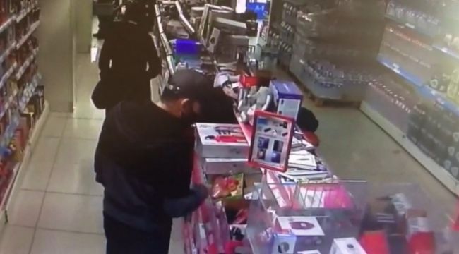 Markete müşteri gibi girdi, telefon çalıp çıktı