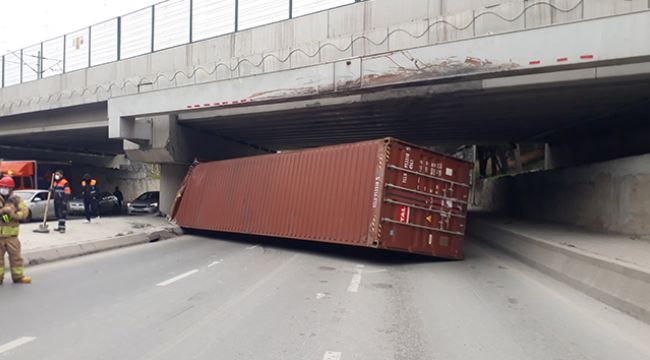 Marmaray köprüsüne çarpan tırın dorsesi yan yattı