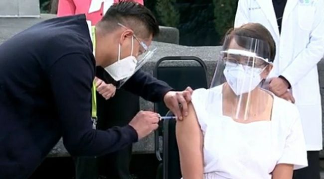 Meksika'da ilk Covid-19 aşısı hemşireye yapıldı