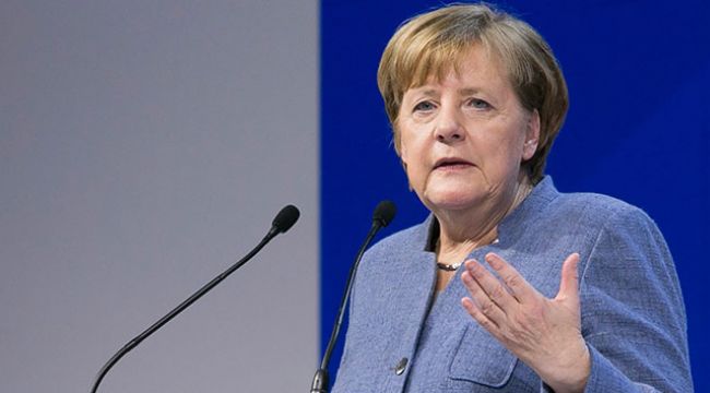 Merkel, Prof. Şahin ve Dr. Türeci'yi tebrik etti