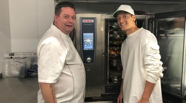 Mesut Özil yine gönülleri fethetti