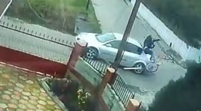 Otomobille çarpışan bisikletli havaya uçtu