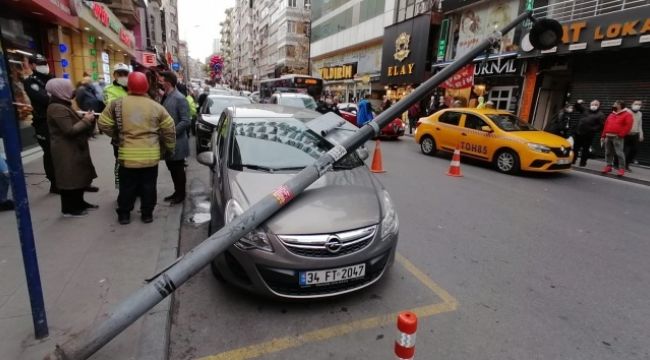 Park halindeki otomobilin üzerine elektrik direği devrildi