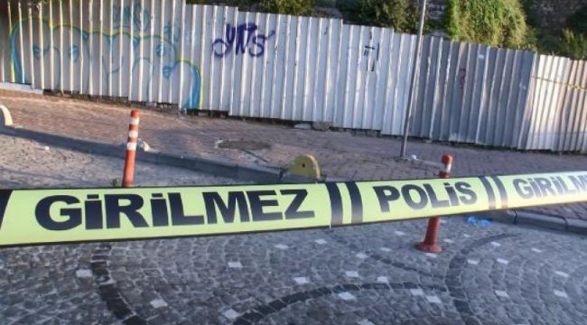 Saç kesimini beğenmeyen şahıs 2 kişiyi bıçakladı