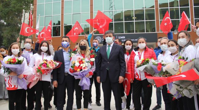 Şampiyonu, şampiyonlar karşıladı