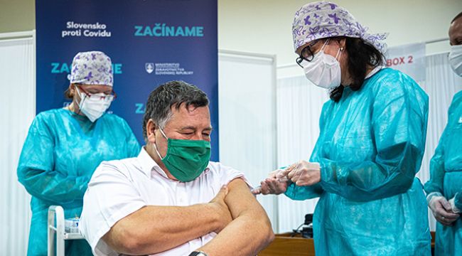 Slovakya'da ilk Covid-19 aşısı vuruldu