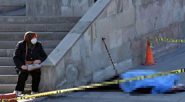 Tabureye oturup ölen eşinin cenazesinin başında bekledi
