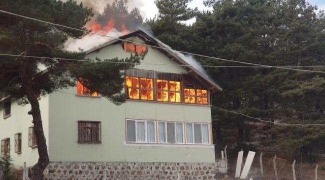Tadilat yapılan yayla evi alev alev yandı