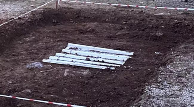 Tarihi mezarı top oynayan çocuklar buldu