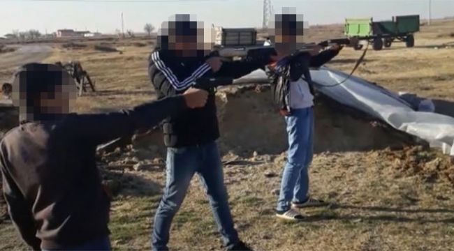 Üç çocuğuna tüfek ve silahla atış talimi yaptırdı